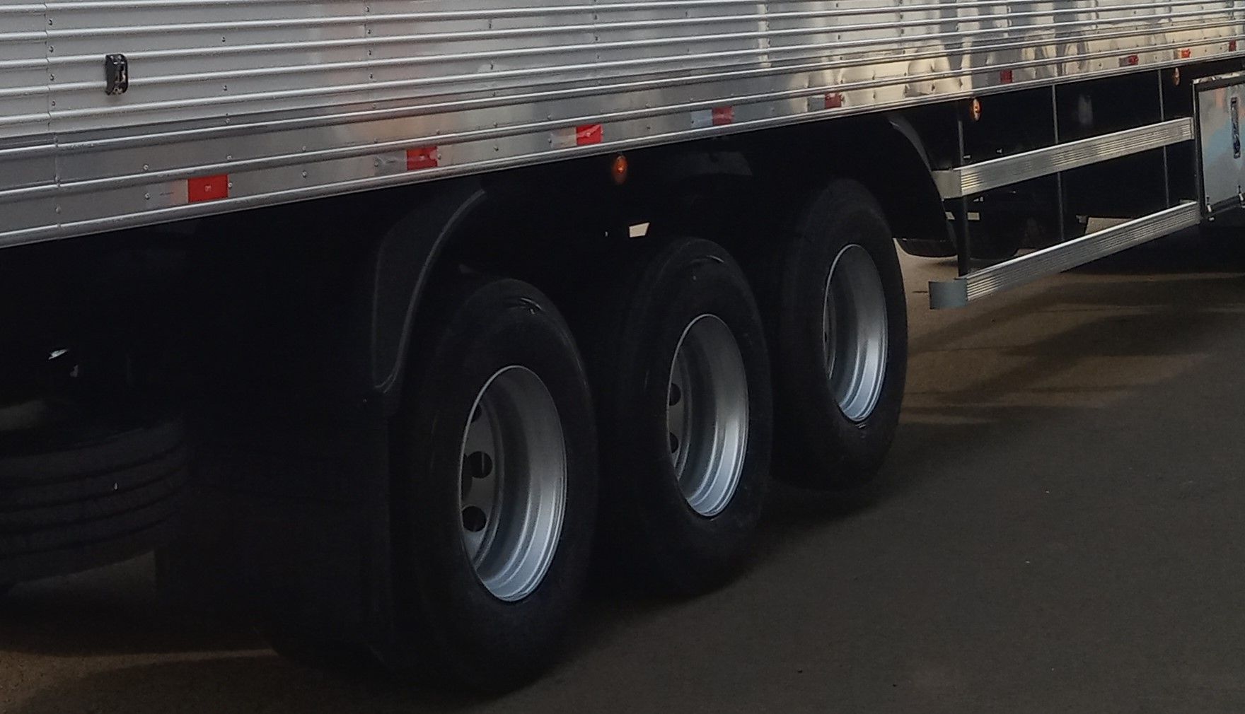 Governo Federal zera imposto de importação de pneus de caminhão